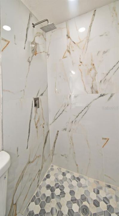 合同活跃: $259,900 (3 贝兹, 2 浴室, 1118 平方英尺)