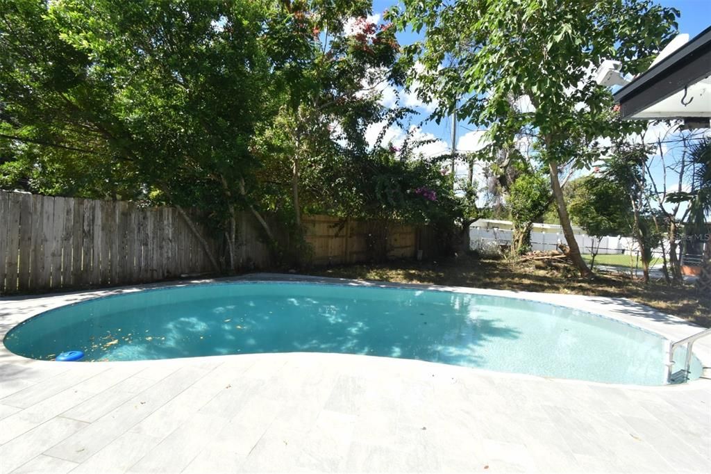 合同活跃: $259,900 (3 贝兹, 2 浴室, 1118 平方英尺)