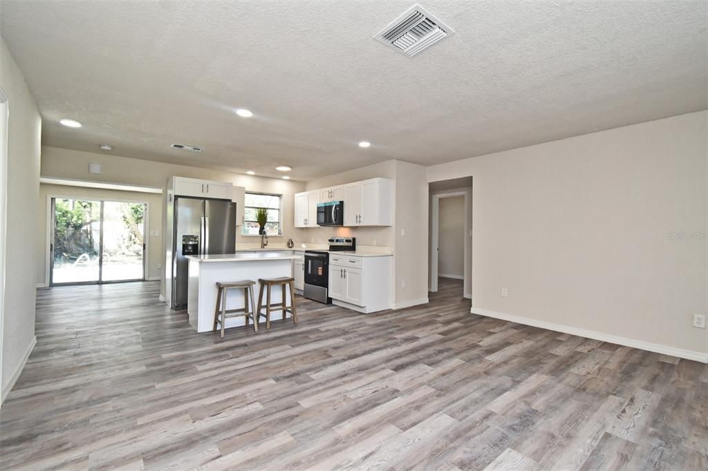 合同活跃: $259,900 (3 贝兹, 2 浴室, 1118 平方英尺)