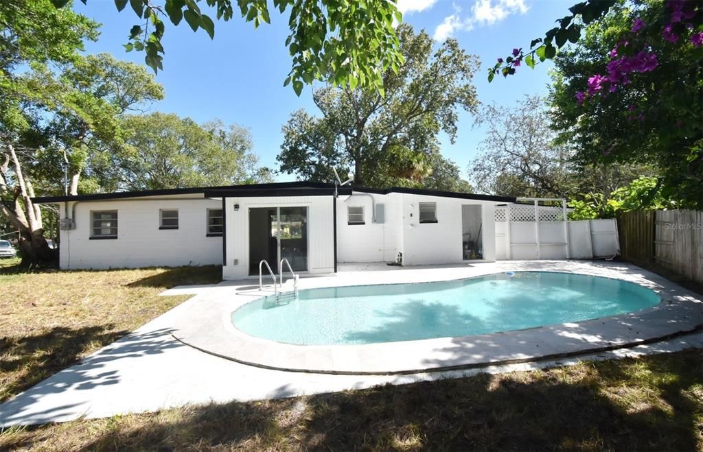 合同活跃: $259,900 (3 贝兹, 2 浴室, 1118 平方英尺)