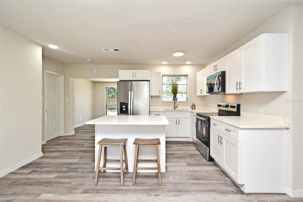 合同活跃: $259,900 (3 贝兹, 2 浴室, 1118 平方英尺)