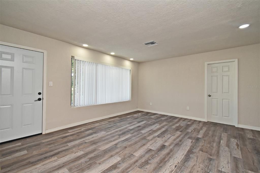 合同活跃: $259,900 (3 贝兹, 2 浴室, 1118 平方英尺)