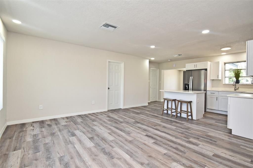 合同活跃: $259,900 (3 贝兹, 2 浴室, 1118 平方英尺)