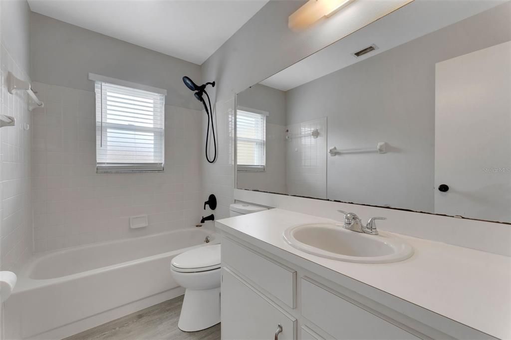 合同活跃: $269,999 (3 贝兹, 2 浴室, 1438 平方英尺)