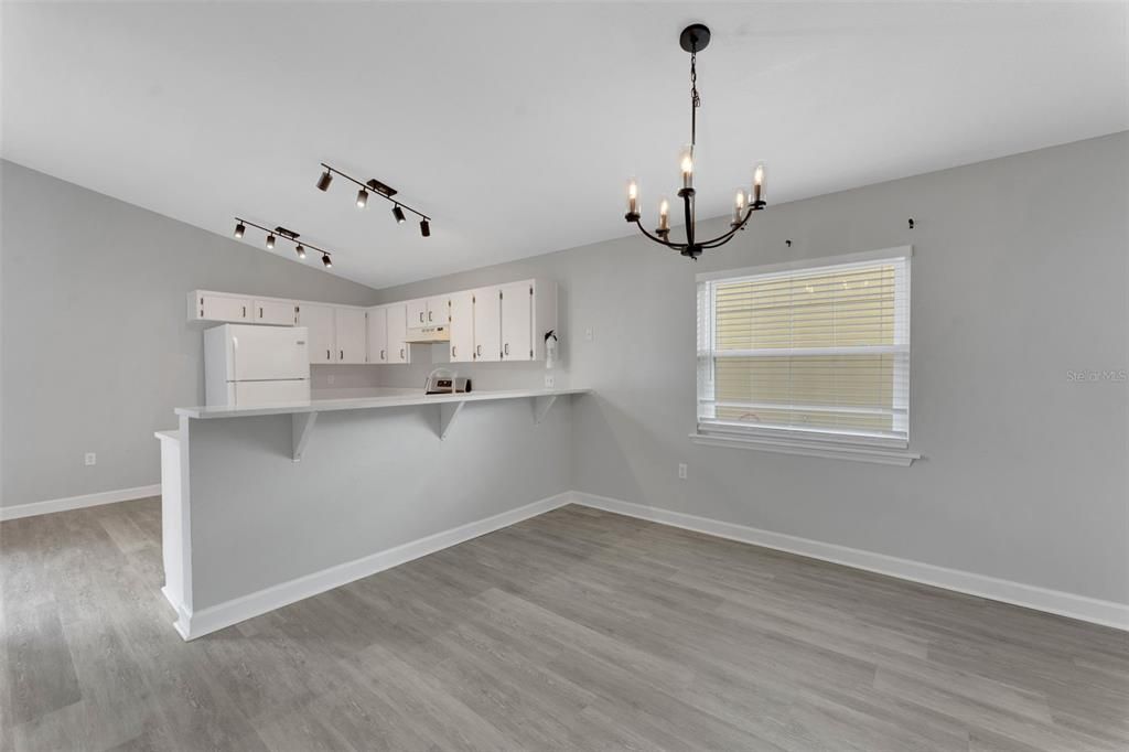 合同活跃: $269,999 (3 贝兹, 2 浴室, 1438 平方英尺)