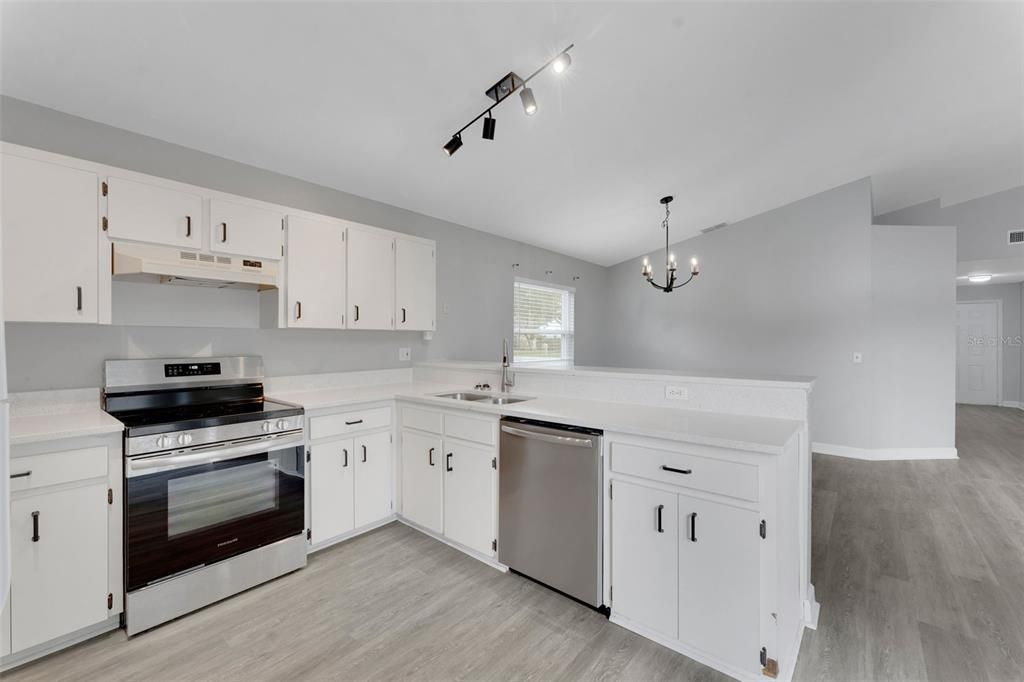 合同活跃: $269,999 (3 贝兹, 2 浴室, 1438 平方英尺)