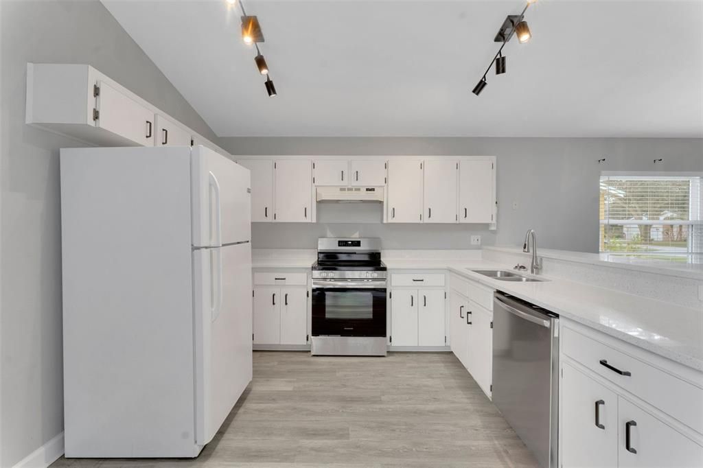 合同活跃: $269,999 (3 贝兹, 2 浴室, 1438 平方英尺)