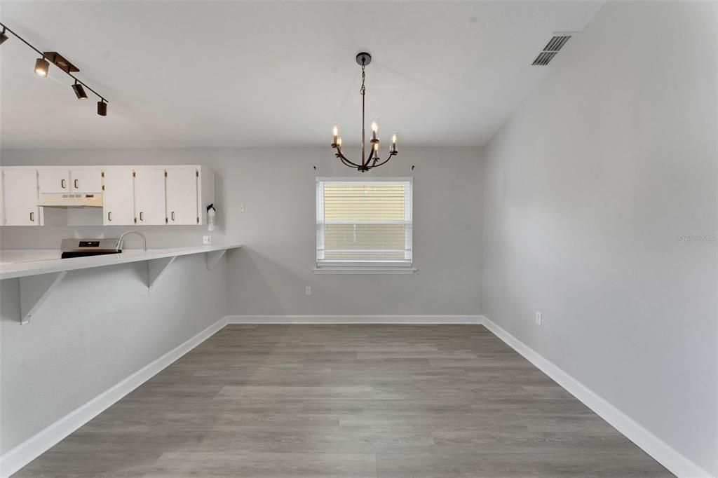 合同活跃: $269,999 (3 贝兹, 2 浴室, 1438 平方英尺)