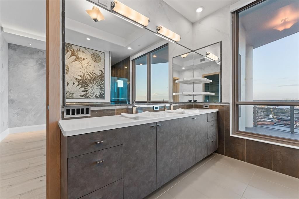 На продажу: $3,750,000 (3 спален, 3 ванн, 4558 Квадратных фут)