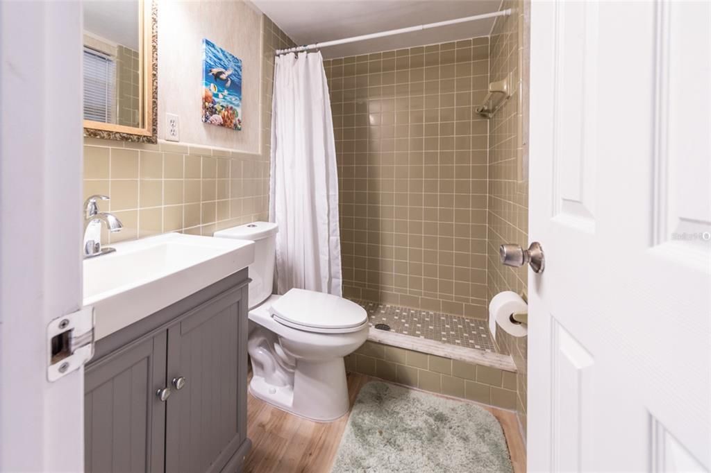 На продажу: $279,900 (2 спален, 2 ванн, 1184 Квадратных фут)