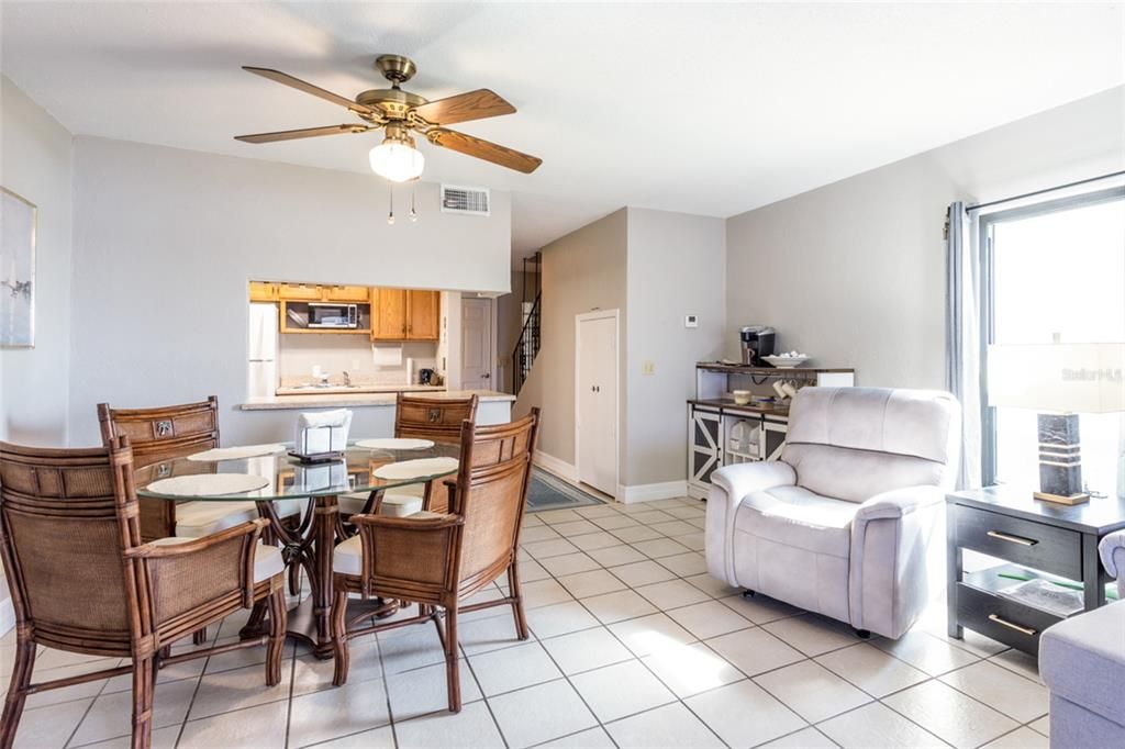 На продажу: $279,900 (2 спален, 2 ванн, 1184 Квадратных фут)