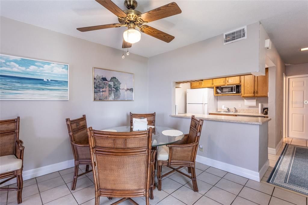 На продажу: $279,900 (2 спален, 2 ванн, 1184 Квадратных фут)