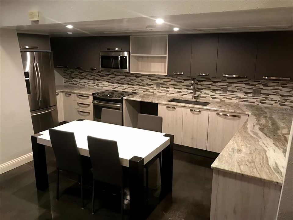 For Rent: $1,550 (1 beds, 1 baths, 714 Square Feet)