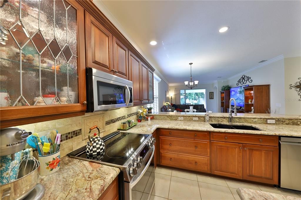 合同活跃: $519,000 (3 贝兹, 2 浴室, 2000 平方英尺)