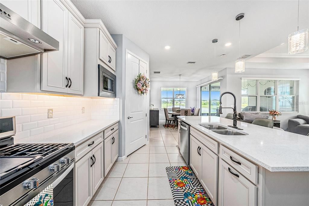 For Sale: $549,900 (2 beds, 2 baths, 1889 Square Feet)