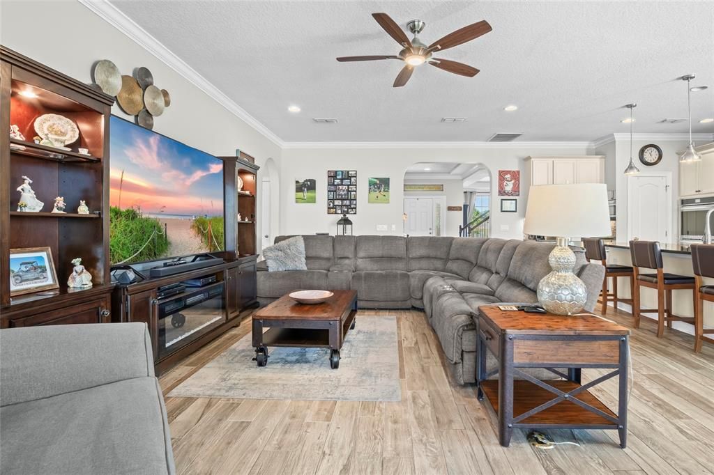 合同活跃: $679,000 (4 贝兹, 3 浴室, 2848 平方英尺)