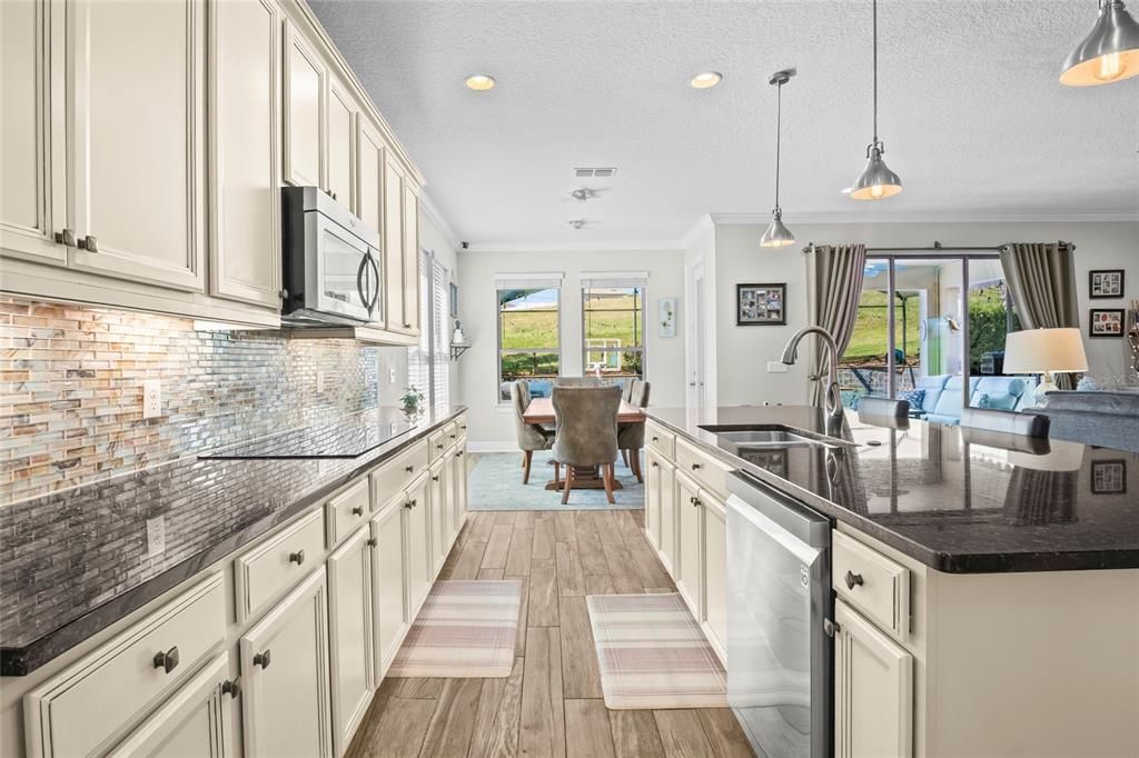 合同活跃: $679,000 (4 贝兹, 3 浴室, 2848 平方英尺)