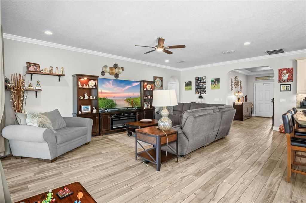 合同活跃: $679,000 (4 贝兹, 3 浴室, 2848 平方英尺)