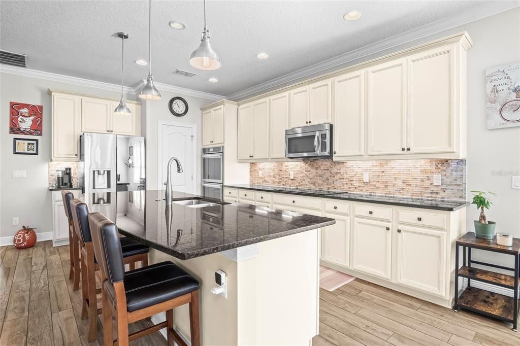 合同活跃: $679,000 (4 贝兹, 3 浴室, 2848 平方英尺)