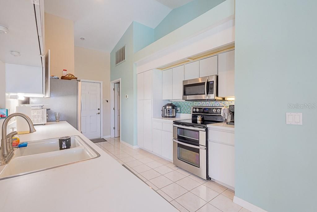 Под контрактом: $350,000 (3 спален, 2 ванн, 2174 Квадратных фут)