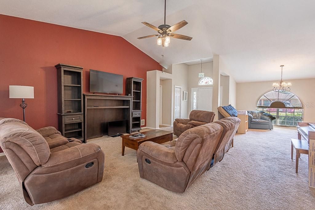 Под контрактом: $350,000 (3 спален, 2 ванн, 2174 Квадратных фут)