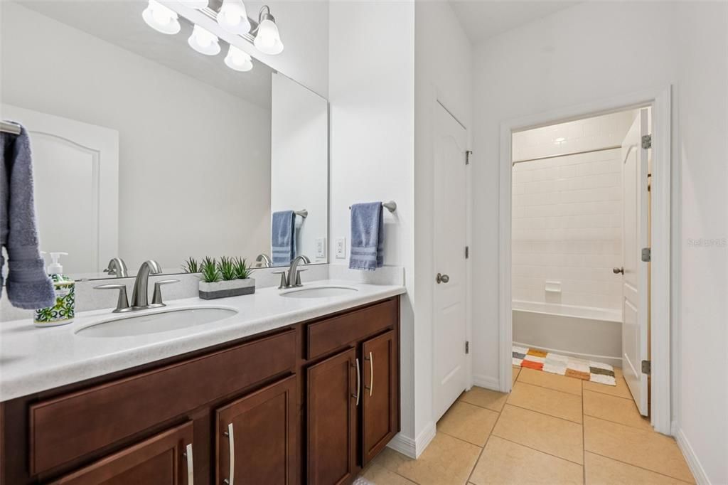 Под контрактом: $399,000 (4 спален, 2 ванн, 1867 Квадратных фут)