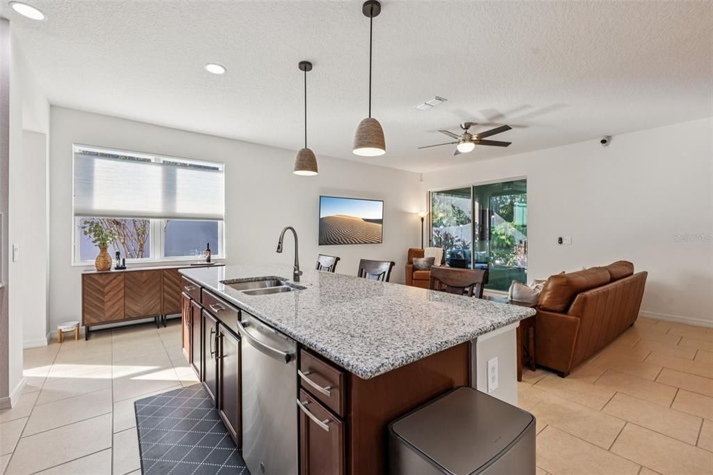 Под контрактом: $399,000 (4 спален, 2 ванн, 1867 Квадратных фут)