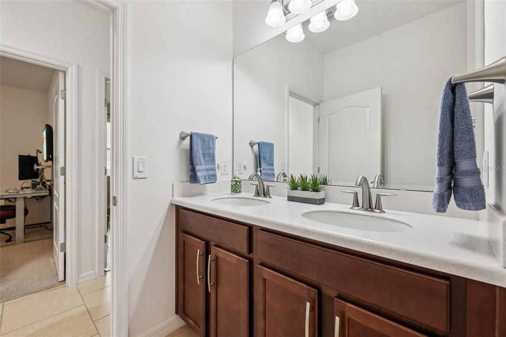 Под контрактом: $399,000 (4 спален, 2 ванн, 1867 Квадратных фут)