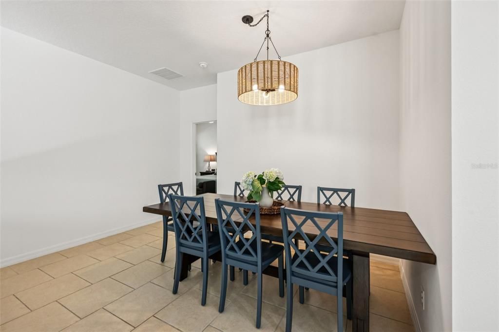 Под контрактом: $399,000 (4 спален, 2 ванн, 1867 Квадратных фут)