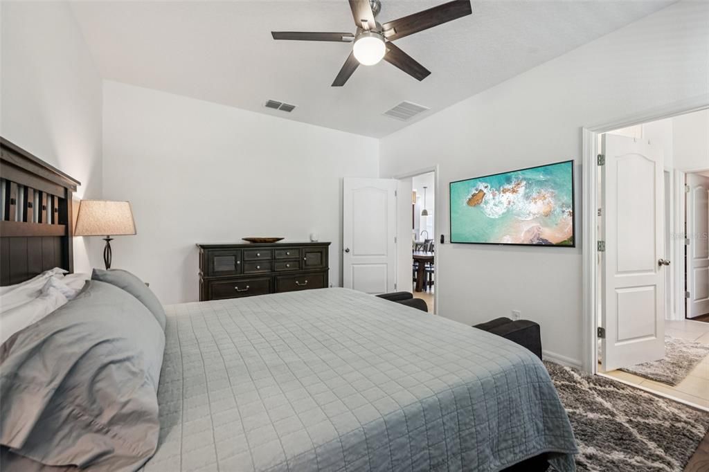 Под контрактом: $399,000 (4 спален, 2 ванн, 1867 Квадратных фут)