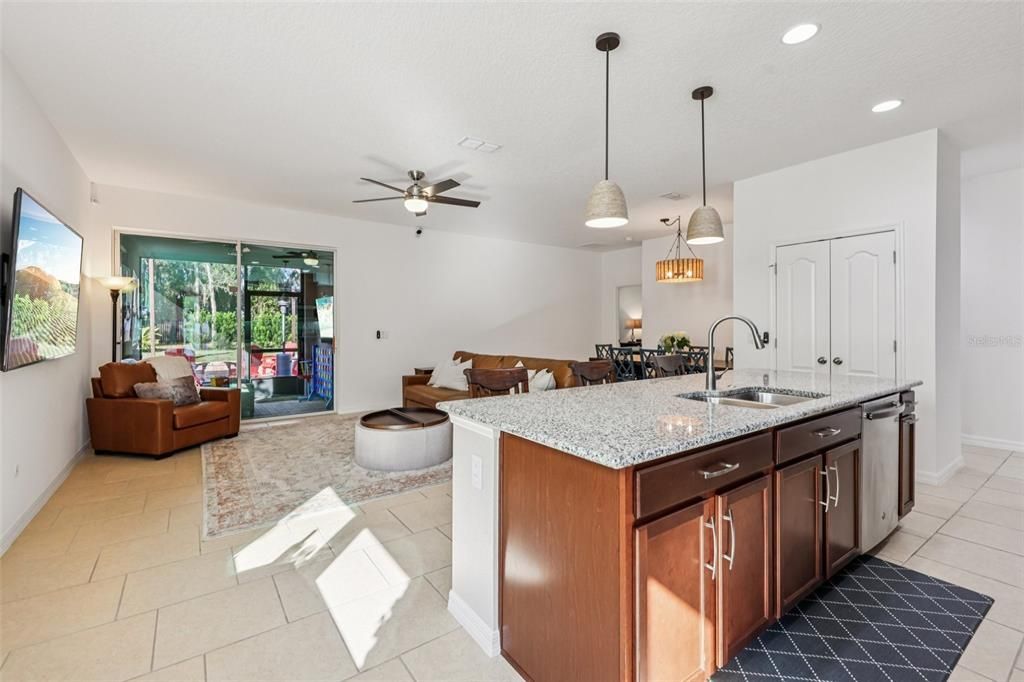 Под контрактом: $399,000 (4 спален, 2 ванн, 1867 Квадратных фут)