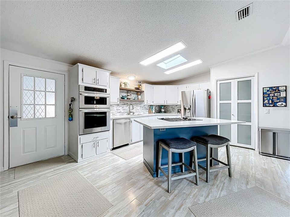 Activo con contrato: $320,000 (2 camas, 2 baños, 1571 Pies cuadrados)