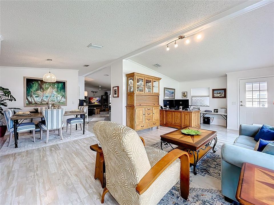 Activo con contrato: $320,000 (2 camas, 2 baños, 1571 Pies cuadrados)