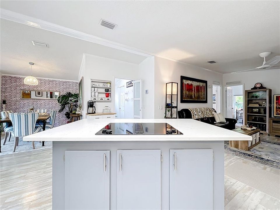 Activo con contrato: $320,000 (2 camas, 2 baños, 1571 Pies cuadrados)