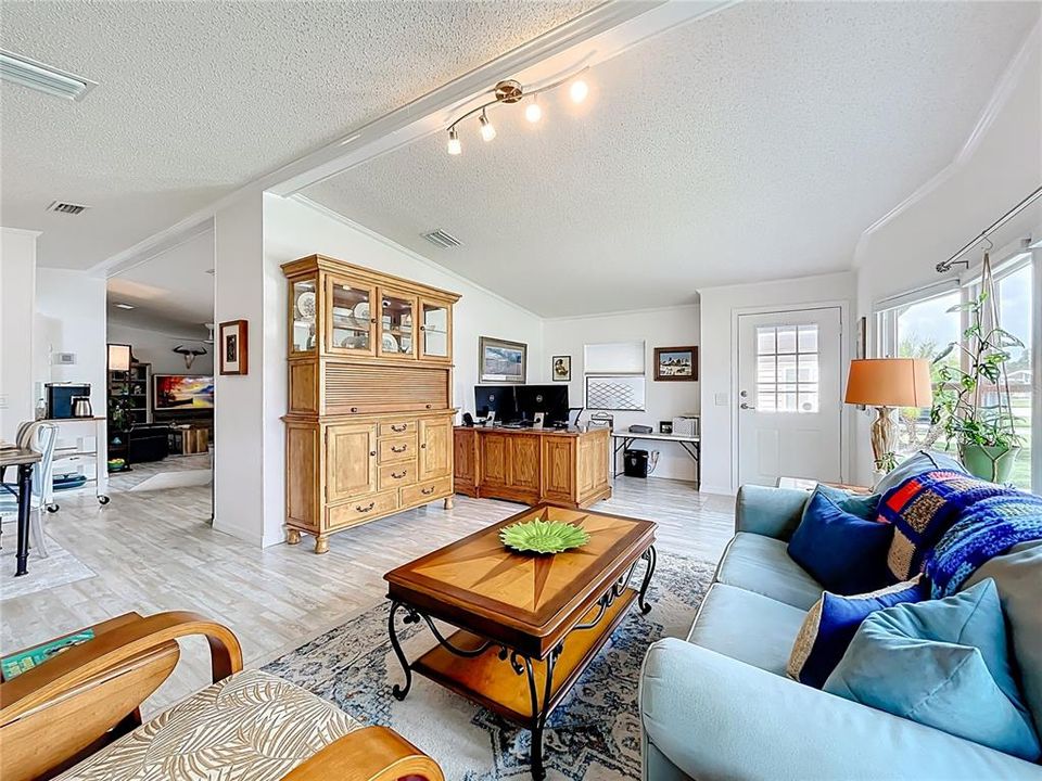 Activo con contrato: $320,000 (2 camas, 2 baños, 1571 Pies cuadrados)