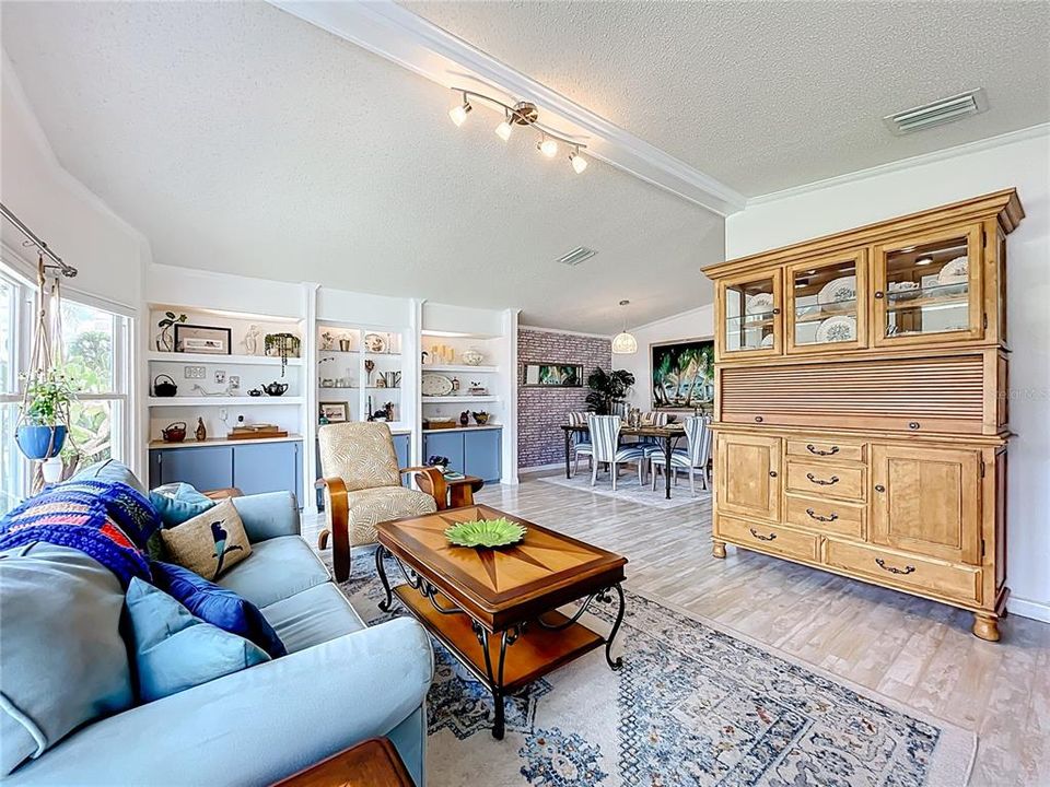 Activo con contrato: $320,000 (2 camas, 2 baños, 1571 Pies cuadrados)