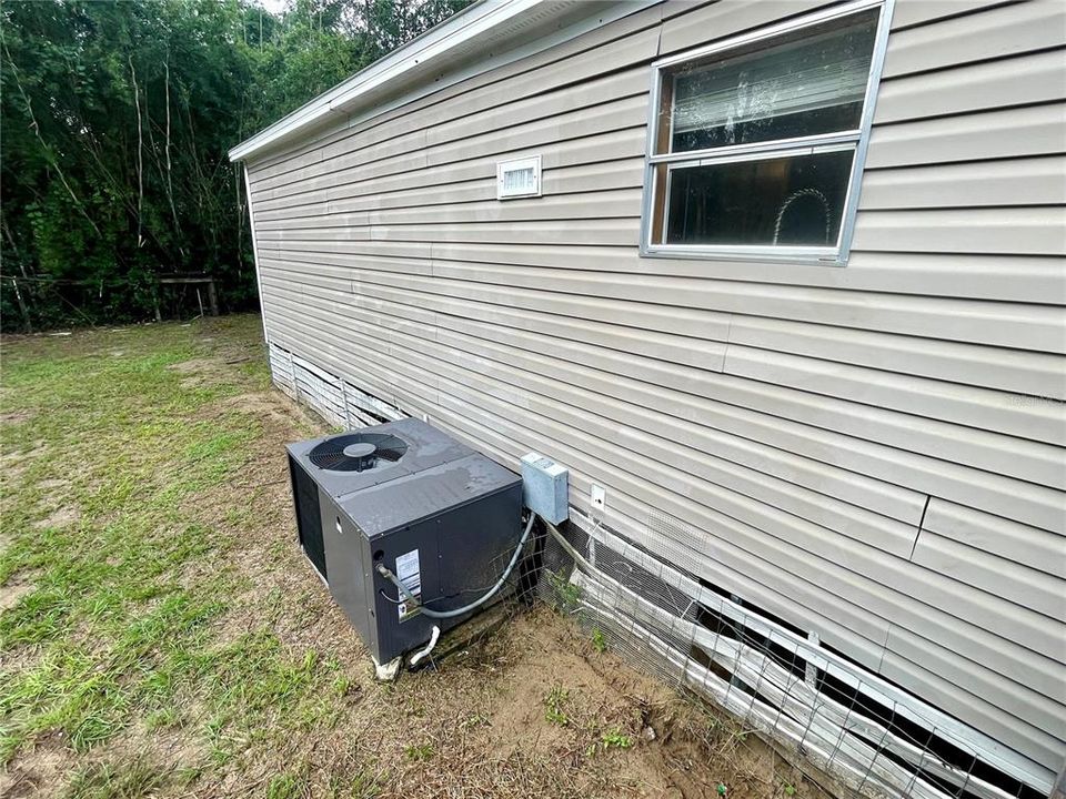 合同活跃: $140,000 (3 贝兹, 2 浴室, 1040 平方英尺)