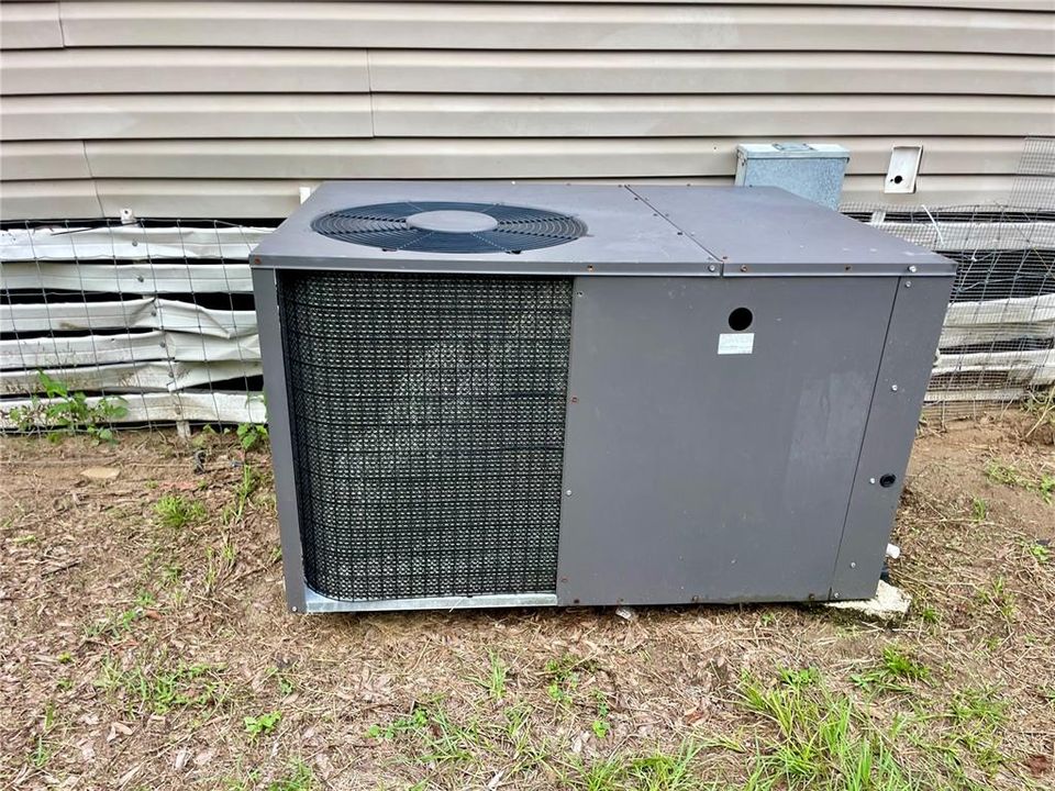 合同活跃: $140,000 (3 贝兹, 2 浴室, 1040 平方英尺)