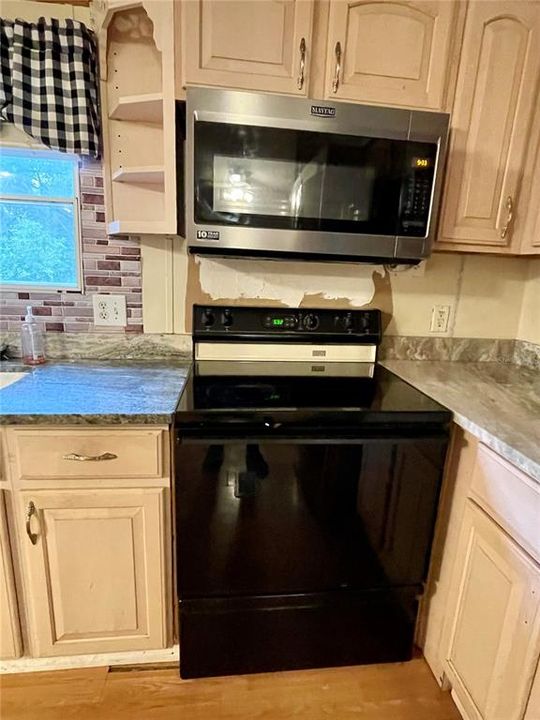 合同活跃: $140,000 (3 贝兹, 2 浴室, 1040 平方英尺)