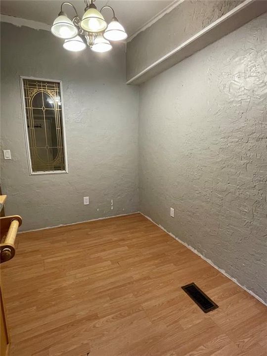 合同活跃: $140,000 (3 贝兹, 2 浴室, 1040 平方英尺)