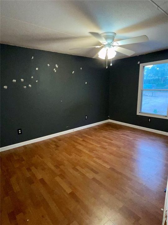 合同活跃: $140,000 (3 贝兹, 2 浴室, 1040 平方英尺)