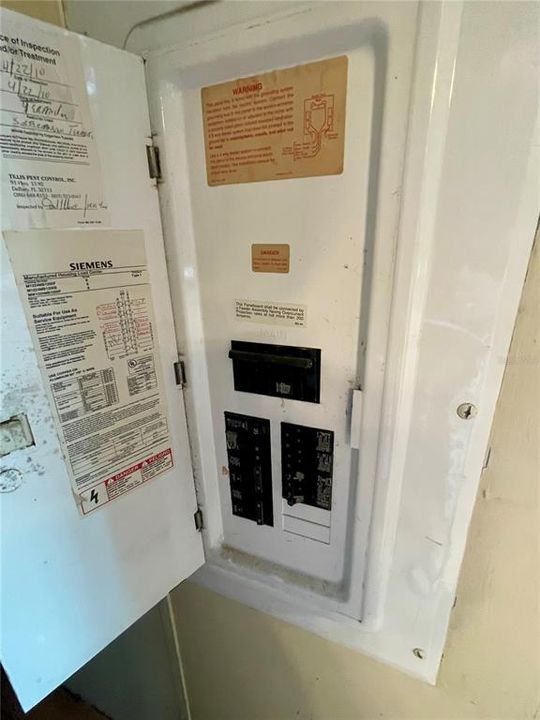 合同活跃: $140,000 (3 贝兹, 2 浴室, 1040 平方英尺)