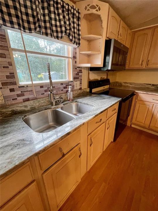 合同活跃: $140,000 (3 贝兹, 2 浴室, 1040 平方英尺)