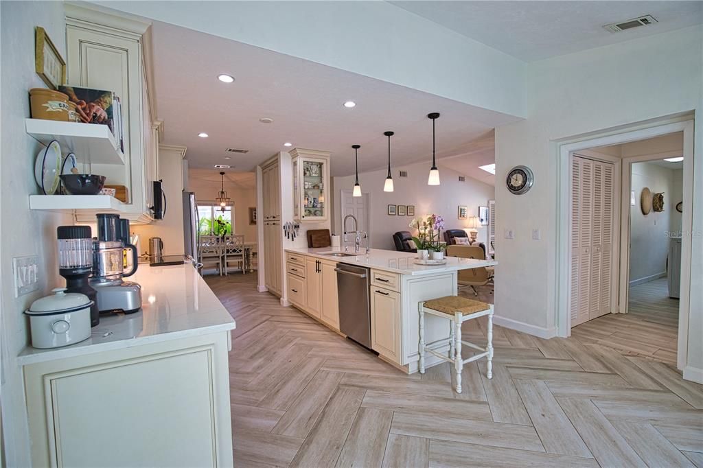 En Venta: $749,900 (3 camas, 2 baños, 2227 Pies cuadrados)