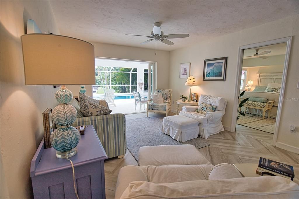 En Venta: $749,900 (3 camas, 2 baños, 2227 Pies cuadrados)