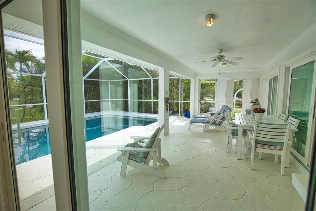 En Venta: $749,900 (3 camas, 2 baños, 2227 Pies cuadrados)