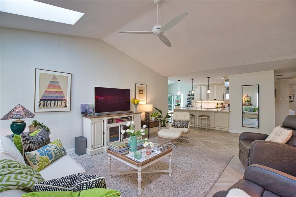 En Venta: $749,900 (3 camas, 2 baños, 2227 Pies cuadrados)