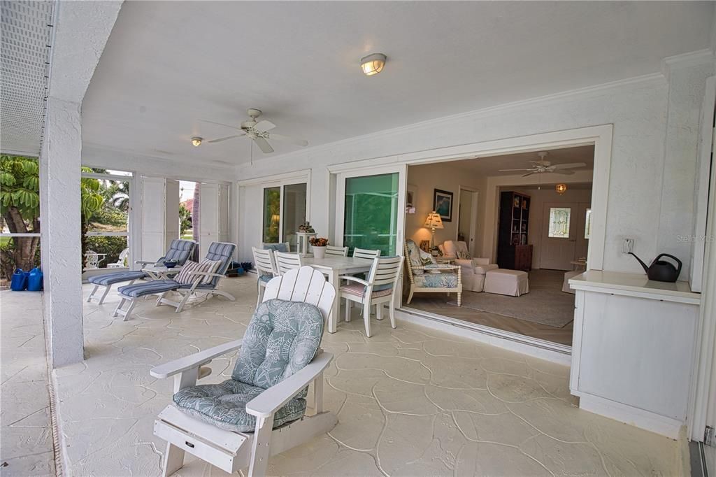 En Venta: $749,900 (3 camas, 2 baños, 2227 Pies cuadrados)