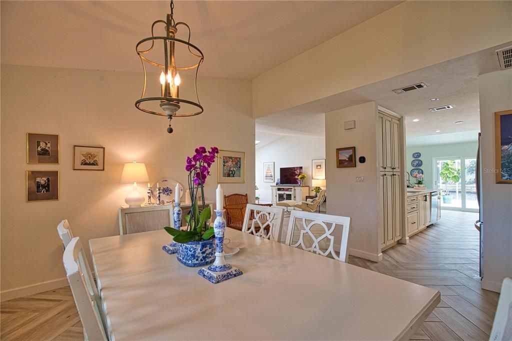 En Venta: $749,900 (3 camas, 2 baños, 2227 Pies cuadrados)