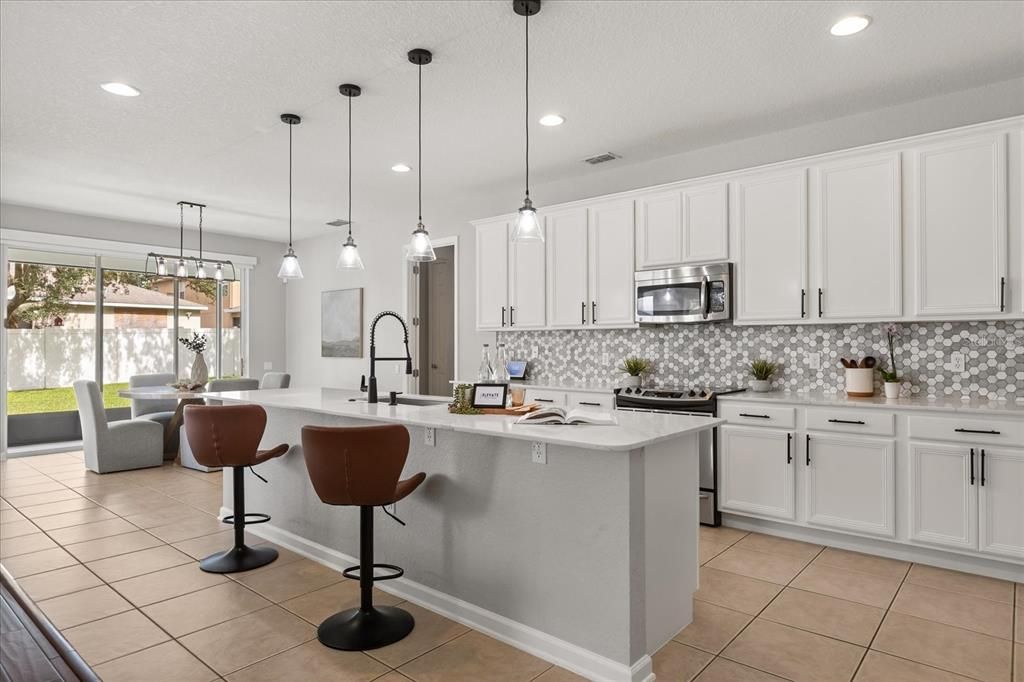 Под контрактом: $795,000 (5 спален, 5 ванн, 3600 Квадратных фут)